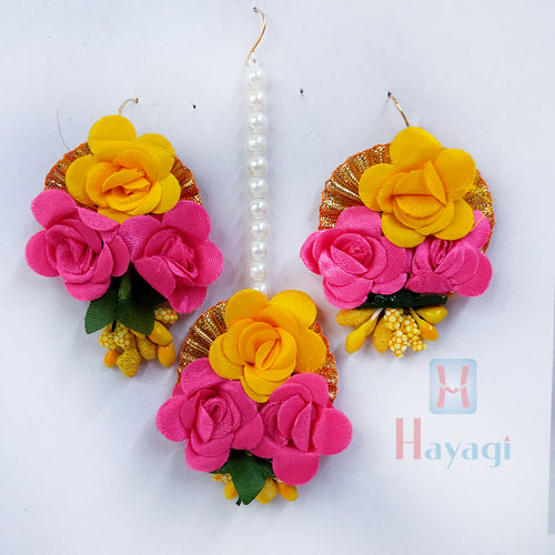 Flower Maang Tikka With Earrings In Multicolor